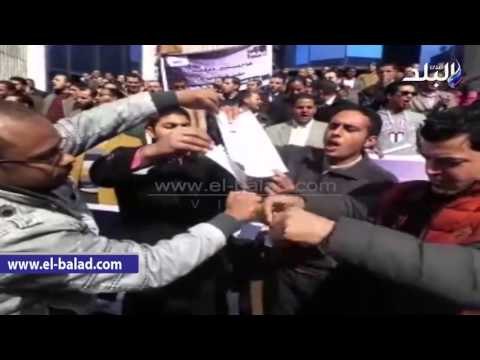 صدى البلد | حملة الماجيستير والدكتوراة يحرقون شهاداتهم أمام نقابة الصحفيين