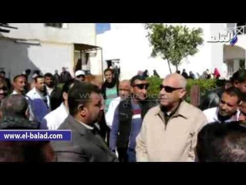 صدى البلد | محافظ أسوان يوجه بتوفير الخدمة العلاجية لمريضة ويباشر حالتها بنفسه