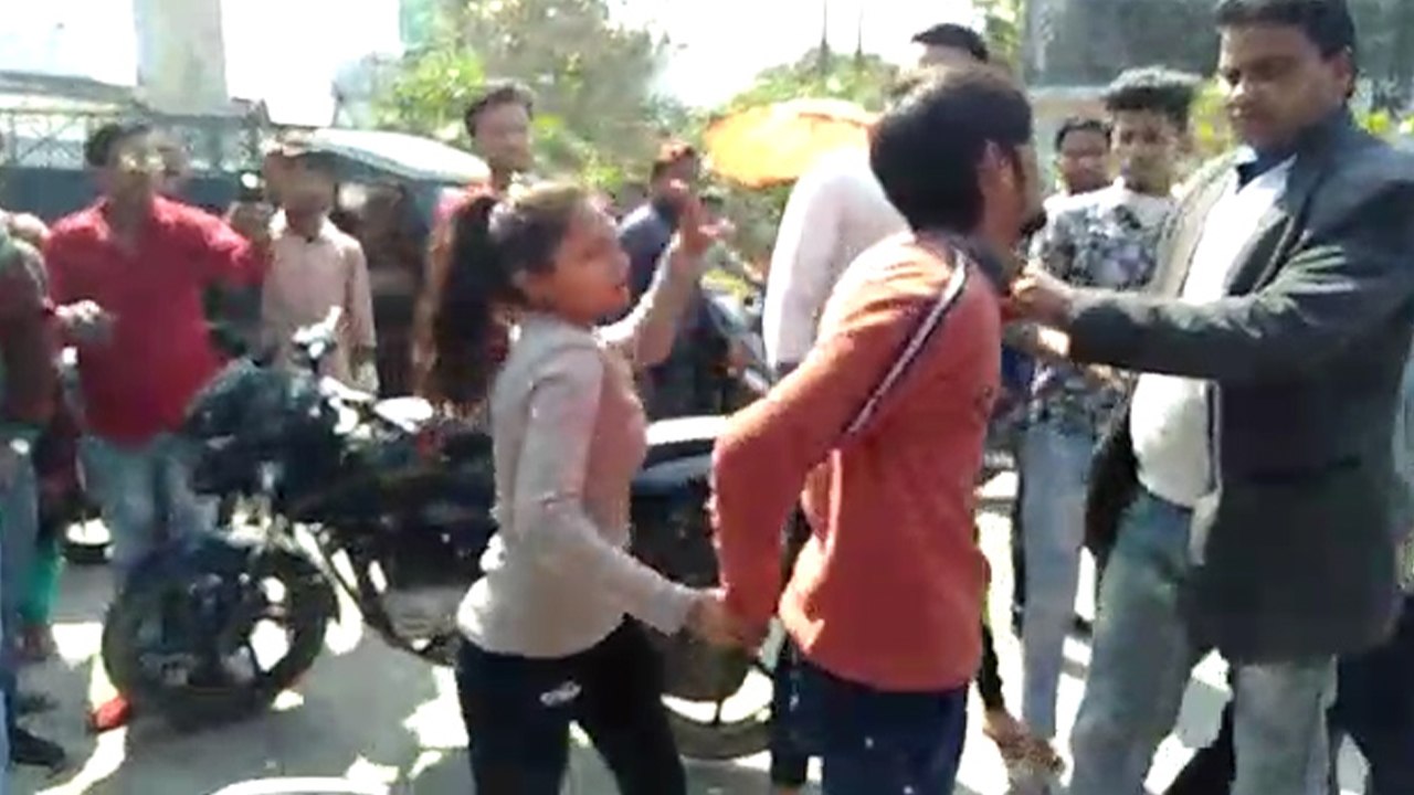 युवती ने मनचले की बीच सड़क की जमकर पिटाई, कई दिनों से कर रहा था परेशान