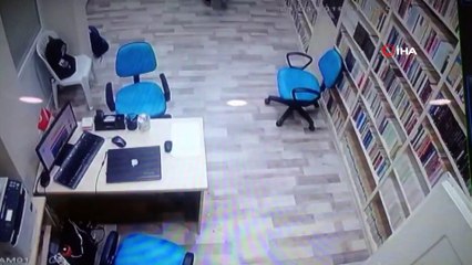 Cami kütüphanesinden telefon çalan hırsızlar kamerada