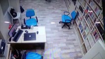 Cami kütüphanesinden telefon çalan hırsızlar kamerada