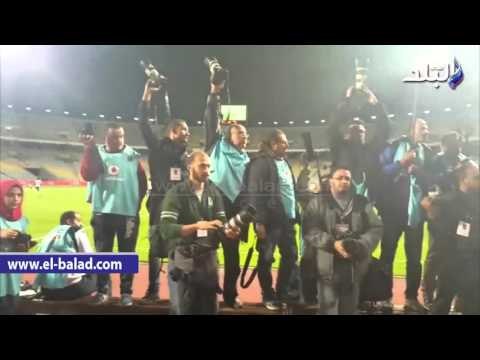 صدى البلد | المصورن الصحفيون ينظمون وقفة احتجاجية بمباراة القمة