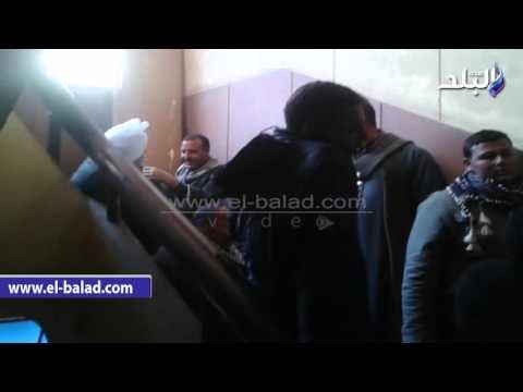 صدى البلد | أصحاب المخابز يفترشون السلالم أمام شركة اصلاح ماكينات الصرف بأسيوط