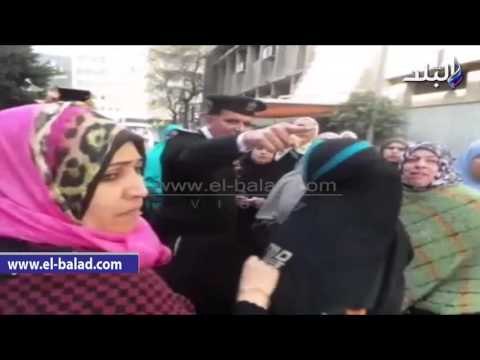 صدى البلد | مدرسو تعليم الكبار يقطعون شارع مجلس الوزراء