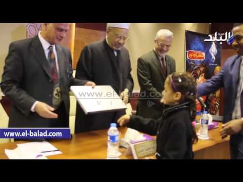 صدى البلد |  رابطة خريجى الأزهر تسلم "لاب توب"...