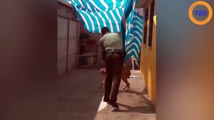 Il libère un chien qui hurle de douleur, l'animal lui en est très reconnaissant !