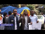 صدى البلد |  وقفة احتجاجية لطلاب دولة تشاد أمام سفارتهم بالقاهرة تضامنا مع