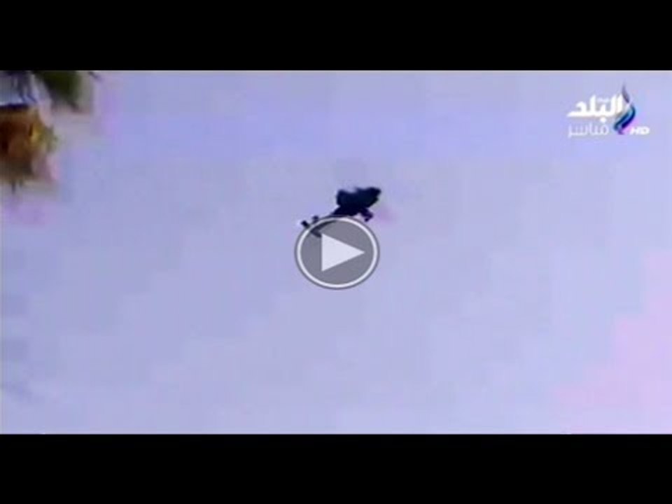 شاهد طائرات الاباتشى تلقى بالاعلام المصرية فى ميدان التحرير