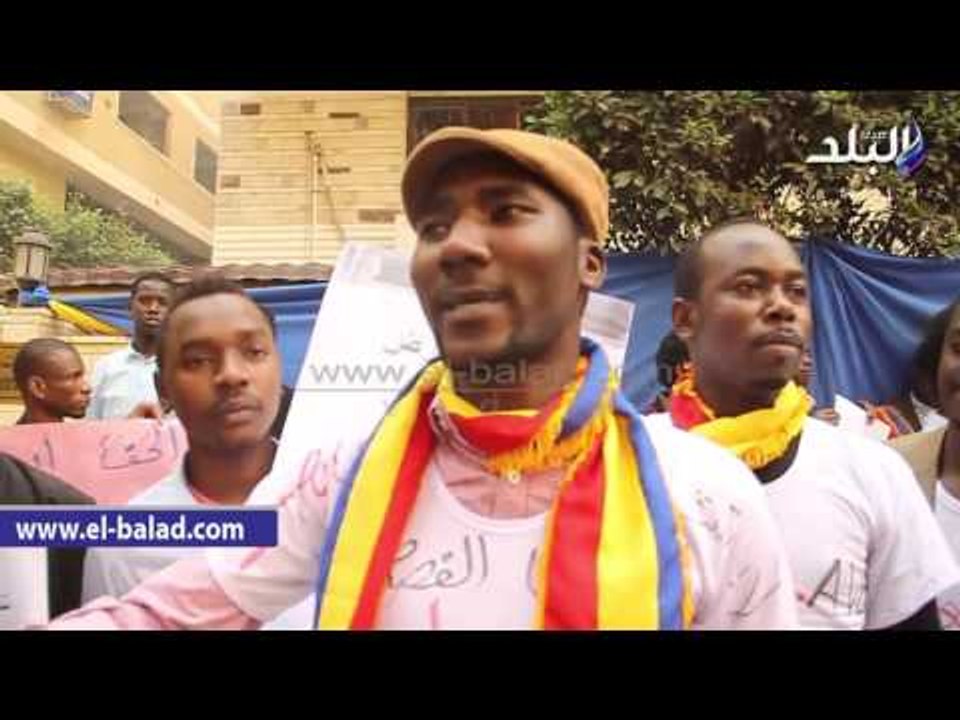 صدى البلد |  طلاب تشاد يهتفون أمام سفارتهم بالقاهرة :" لا للفساد وتدنيس الأعراض"