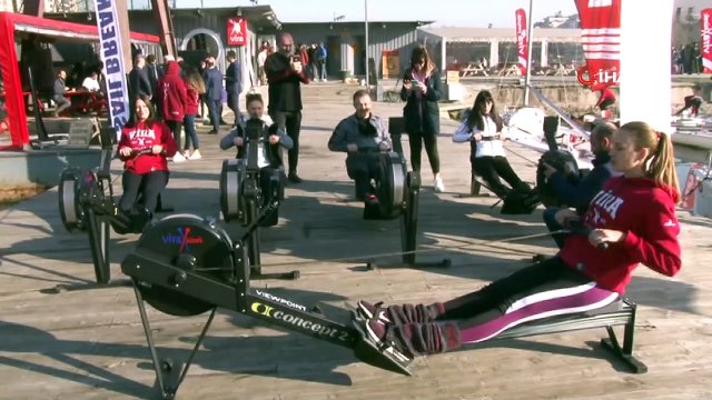 AK Parti Eyüpsultan Belediye Başkan Adayı Deniz Köken, Haliç sularında kadınlarla birlikte kürek çekti