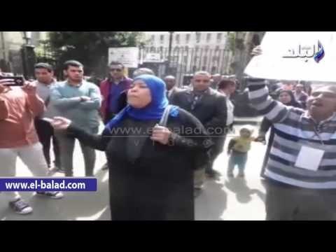 صدى البلد | مشادات كلامية بين أنصار عكاشة والمارة أمام مجلس النواب