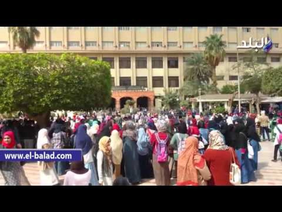 صدى البلد | طالبات"طب القاهرة" يهتفن:  "النقاب النقاب بكره يمنع الحجاب" اعتراضا على حظر النقاب