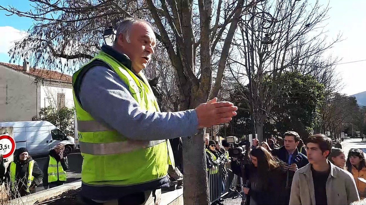 Gréoux-les-Bains (04) : un gilet jaune interpelle des lycéens
