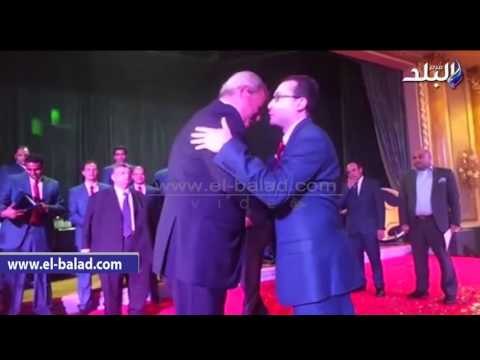 صدى البلد | لاعبو منتخب اليد يلتقطون سيلفى مع وزير الرياضة