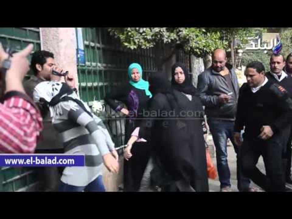 صدى البلد |  غادة إبراهيم تخفي وجهها أثناء دخولها المحكمة