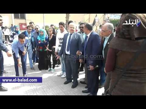 صدى البلد | نائب رئيس جامعة القاهرة «يلعب» مع الطلاب بـ«مهرجان الأنشطة»