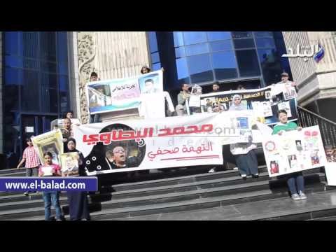صدى البلد | أهالى الصحفيين المعتقلين يرفعون صور ذويهم فى عمومية النقابة