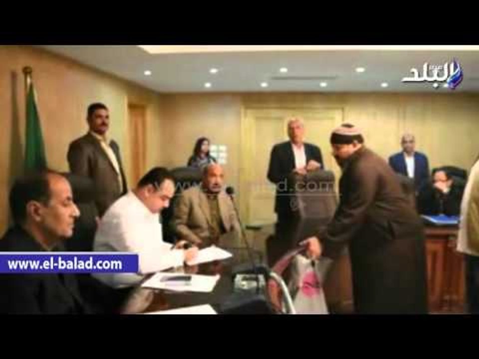 صدى البلد |  محافظ الفيوم يمنح شقة لمطلقة ومعاش لشاب من ذوي الاحتياجات الخاصة