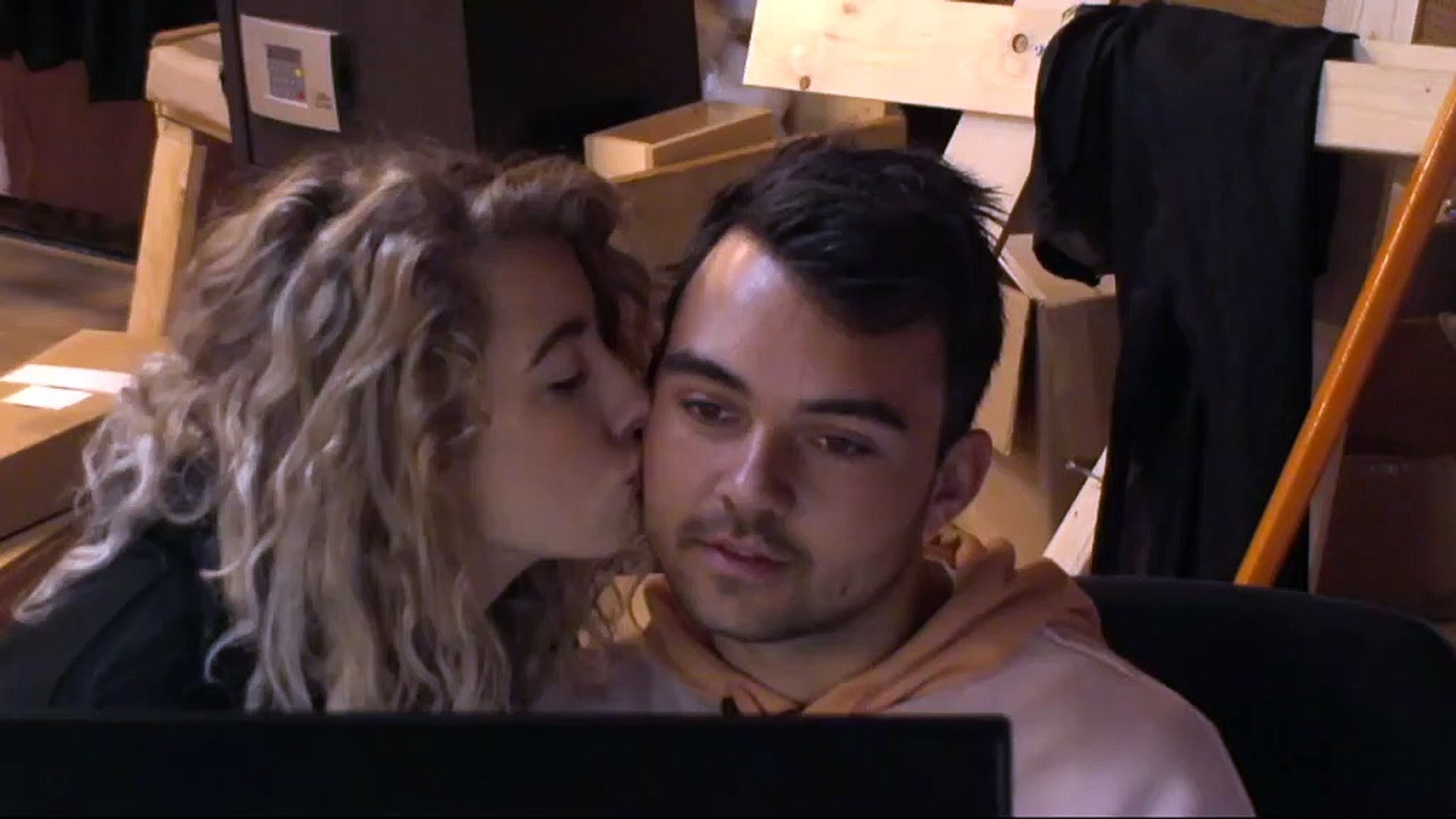 ⁣Jens en Mylène zoenen