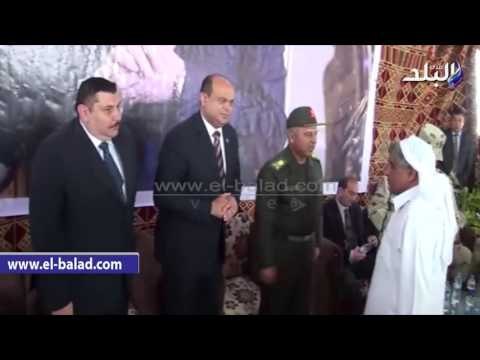 صدى البلد | محافظ مطروح ورئيس هندسية الجيش يسلمون تعويضات بقيمة 10 مليون جنيه للاهالي
