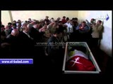 صدى البلد | والد شهيد الارهاب بسيناء بالفيوم يؤم المصلين في جنازة ابنه