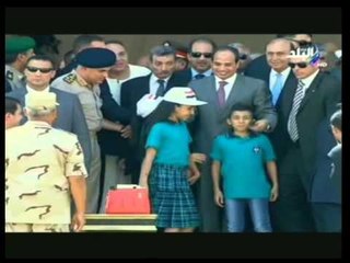 لحظة تفجير السيسي والاطفال الحاجز الترابي لأنطلاق مشروع حفر قناة السويس الجديدة