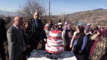 Tarlada çalışan kadınlara yaş pastalı Kadınlar Günü kutlaması - TOKAT