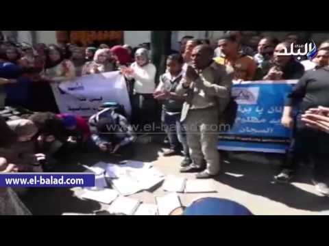 صدى البلد | حمله الماجستير يلقون شهاداتهم علي الارض: ليس لها قيمة بدون وظائف