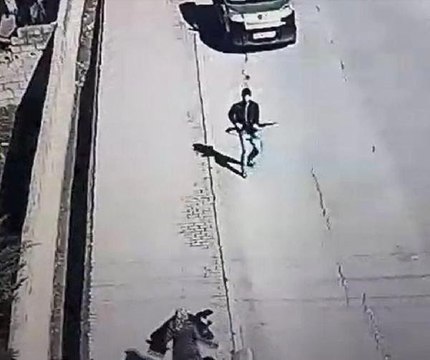 Oğlu Tüfekle Vuruldu, Kaçan Saldırganı Durdurmak İsterken Metrelerce Sürüklendi