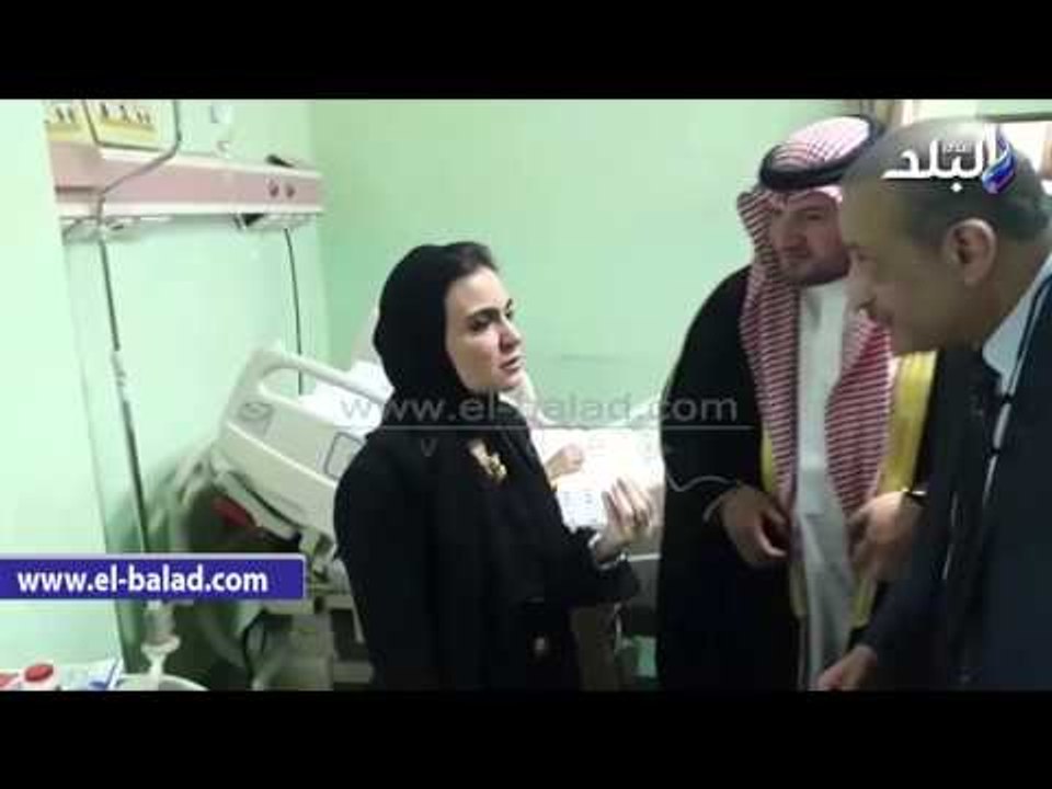 صدى البلد | وزيرة التعاون الدولي تقبل يد مصابة بحادث المدينة المنورة وتنقل اهتمام الرئيس
