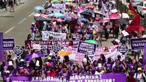 Mulheres marcham contra Duterte nas Filipinas