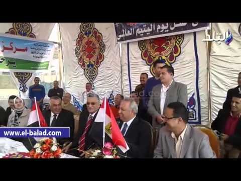 صدى البلد | سيدة تقبل رأس محافظ الشرقية خلال حفل الأم المثالية