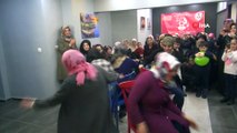 Bitlisli kadınlar hem eğlendi, hem de acı biber yiyerek yarıştı