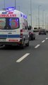 Un conducteur idiot ne veut pas laisser passer une ambulance sur l'autoroute !