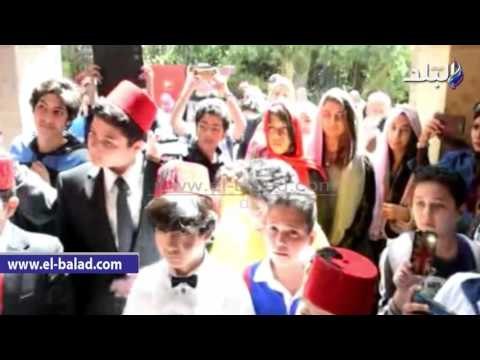 صدى البلد | تلميذ يتقمص دور الأمير محمد علي يصطحب زملائه في جولة بقصر المنيل