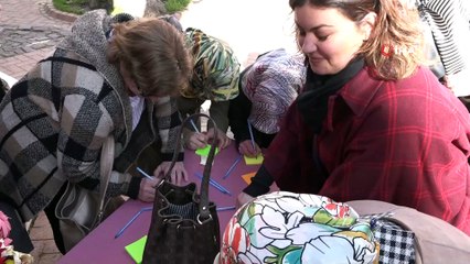 Her kadın kendini temsil eden rengi seçti, duygularını yazdığı kağıdı ağaçlara yapıştırdı