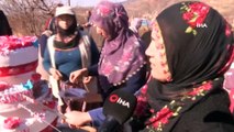 Tarlada çapa yapan kadınlara sürpriz Kadınlar Günü kutlaması
