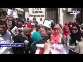 صدى البلد |الأمن يدفع بمدرعتان أمام مجلس النواب اثناء تظاهر حملة الماجستير