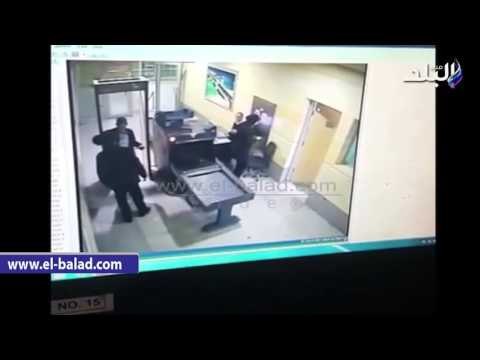 صدى البلد | كاميرات المراقبة بمطار برج العرب ترصد اجراءات تفتيش المتهم باختطاف الطائرة