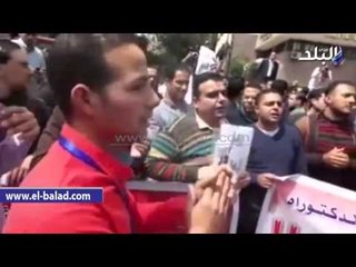 صدى البلد | متظاهرو الماجستير يرفعون الاطباق والمعالق أمام مجلس النواب