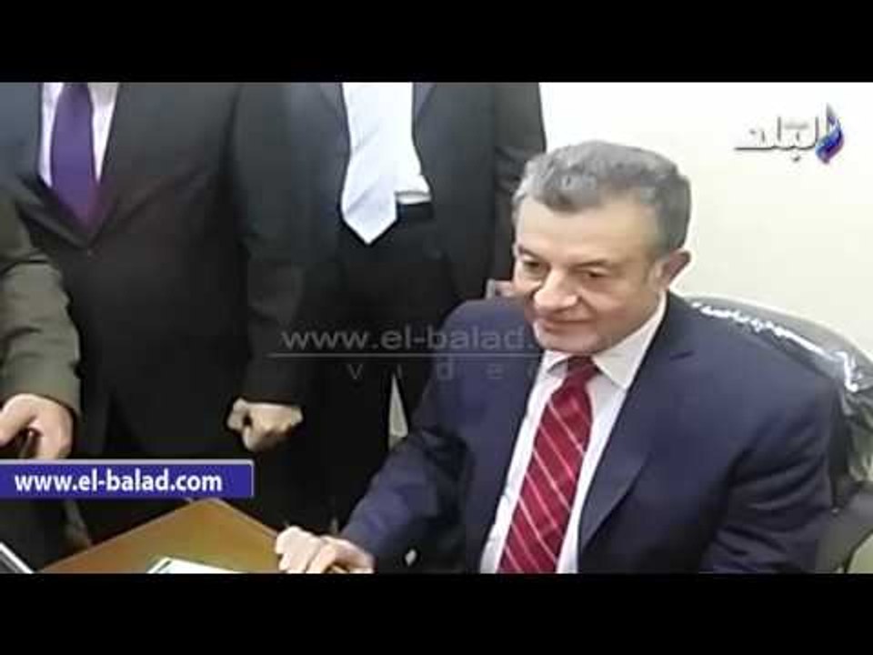 صدى البلد | رئيس جامعة بنها يستخرج أول "فيش" وبطاقة رقم قومى بمركز الخدمات الامنية