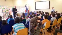 Le député Lejeune face aux écoliers de Sainte-Anne à Lure