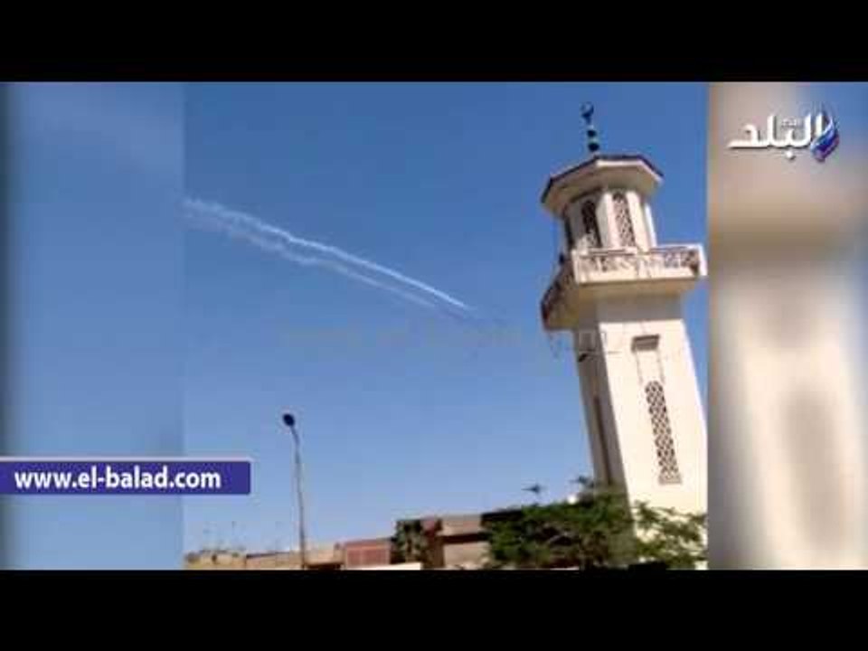 صدى البلد | الطائرات الحربية تزين سماء بنها بالعلم الفرنسي احتفالا بأولاند