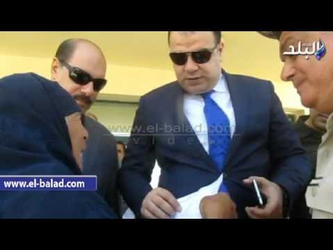 صدى البلد | محافظ الفيوم يمسح دموع عجوز لم يصبها الدور بقرعة الحج