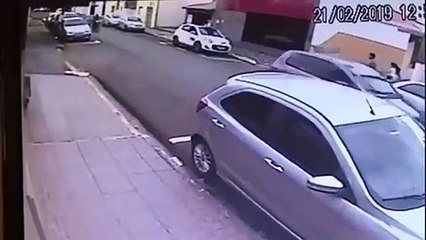 Une porte de garage mange un homme qui marchait tranquillement dans la rue