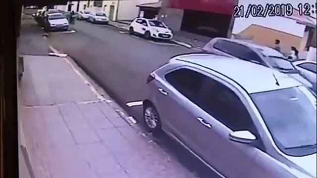 Une porte de garage mange un homme qui marchait tranquillement dans la rue