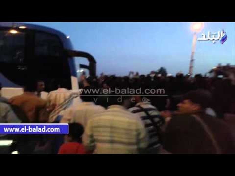 صدى البلد | لحظة مغادرة أتوبيس نادي الترسانة وسط تشجيع وهتافات من مشجعي الشرقية