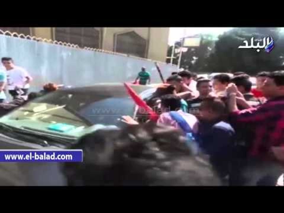 صدى البلد | جماهير الألتراس تستوقف سيارة طارق سليمان وتلتقط الصور التذكارية معه