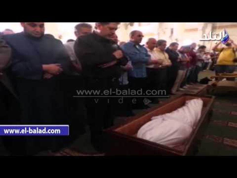 صدى البلد |  العشرات يصلون الجنازة على جثمان أمين بسيوني