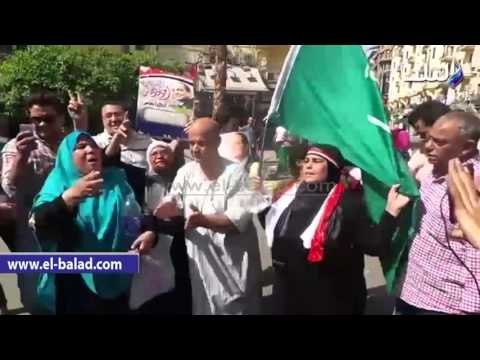 صدى البلد | مواطنون يرفعون أعلام مصر بطلعت حرب احتفالا بتحرير سيناء